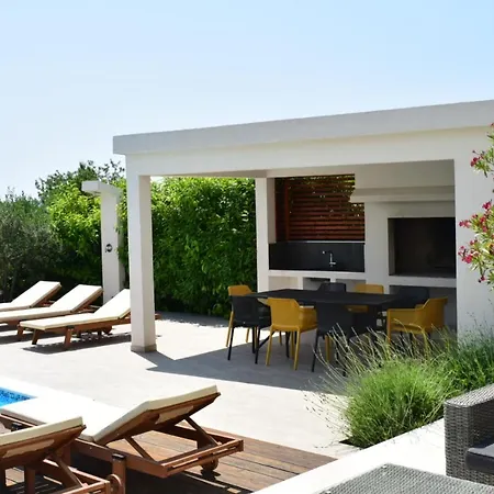 Nikol, Heated Pool, Sea View And Bbq